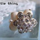 Shiny Ladies Flower Ring With White Beads