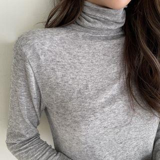 Padded-shoulder Turtle-neck Top