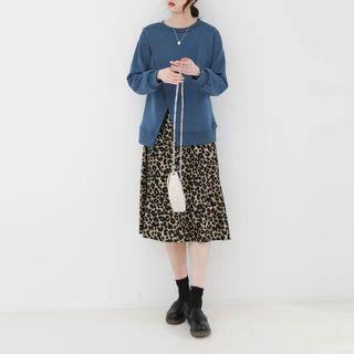 Slitted Sweatshirt / Leopard Print A-line Skirt