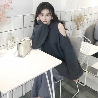 Cold Shoulder Sweater / Cropped Pants