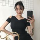 Off-shoulder V-neck Slim-fit Cropped Top