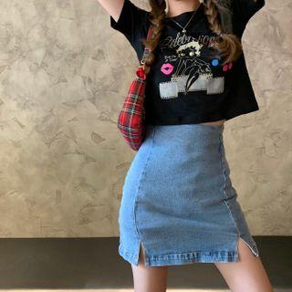 High-waist Split Hem Denim Skirt / Short-sleeve Ruffle Trim Printed T-shirt