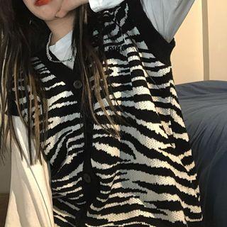 Zebra Sweater Vest / Long-sleeve T-shirt / Pleated Skirt