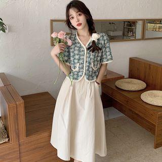 Short-sleeve V-neck Button-up Floral Crop Top / Plain Midi Skirt