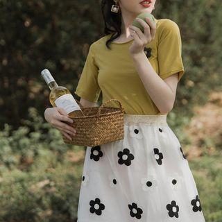 Set: Flower Brooch Short-sleeve T-shirt + Flower Embriodered Midi A-line Skirt