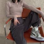 Slim-fit Crop T-shirt / Loose-fit Cargo Pants