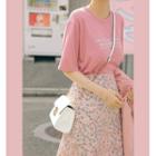 Lettering Short-sleeve T-shirt / Floral Midi A-line Skirt
