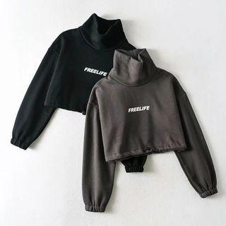 Cropped Lettering Print Turtleneck Sweatshirt