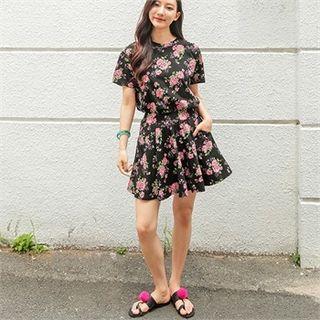 Set: Flower-pattern T-shirt + Inset Shorts Pleated Miniskirt