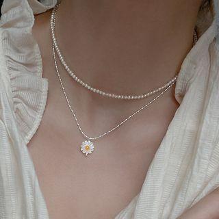 Flower Pendant Necklace White - One Size