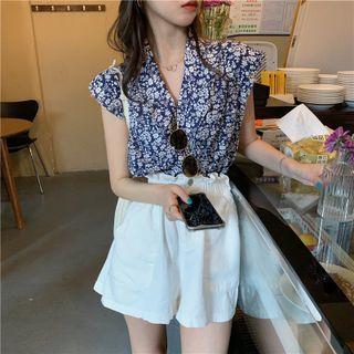 Sleeveless V-neck Floral Print Blouse / Plain High-waist Shorts