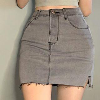 Short-sleeve Open Back T-shirt / Mini Denim Skirt