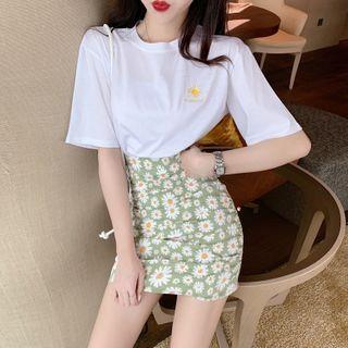 Short-sleeve Sun Embroidered T-shirt / Floral Print A-line Skirt
