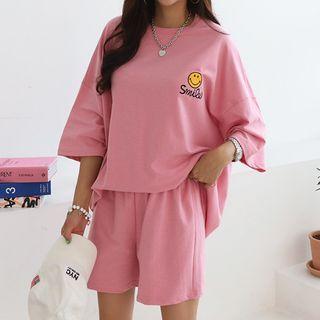 Sweatsuit Set: Smile Emoji Print T-shirt + Shorts