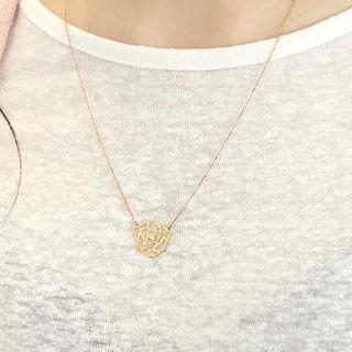 Rosette-pendent Necklace