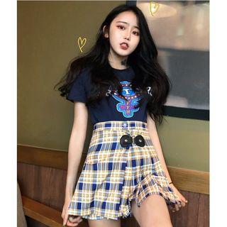 Printed Short Sleeve T-shirt / Plaid Pleated Skirt