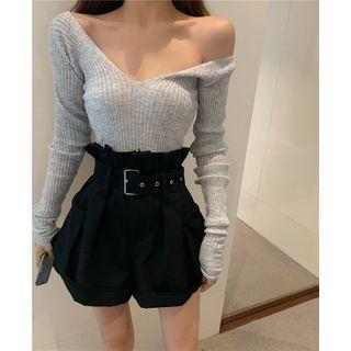 Long-sleeve V-neck Knit Top / Wide-leg Shorts