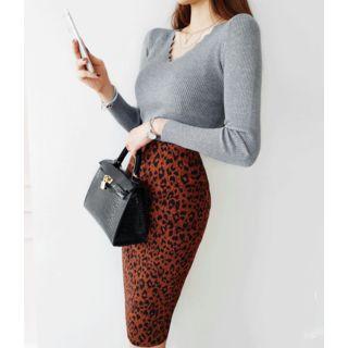 Zigzag V-neck Ribbed Slim-fit Knit Top