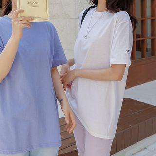 Round-neck Tag-patched T-shirt