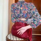 Floral V-neck Cropped Blouse / Plain High-waist Skirt