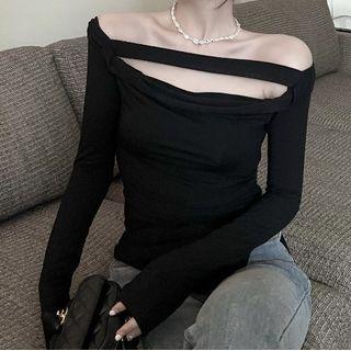 Off-shoulder Cutout T-shirt Black - One Size