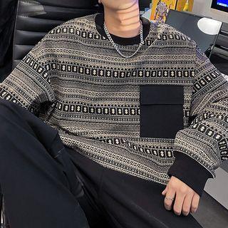 Pattern Sweatshirt / Plain T-shirt