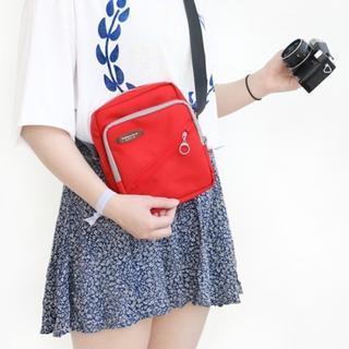 Iconic Series Voyager Shoulder Bag