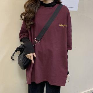 Lettering Short-sleeve Top + Plain High-neck Long-sleeve Top