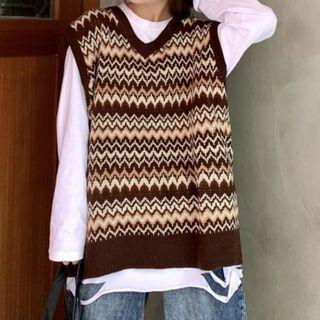 Patterned Knit Vest / Plain T-shirt