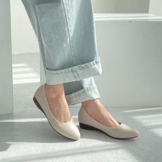 Oval-toe Wedge Flats