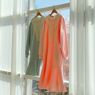 Laced Ruffled Sweatshirt Dress (midi/long)