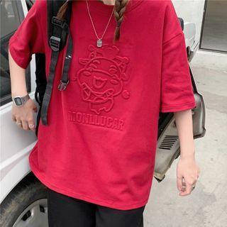 Elbow-sleeve Graphic Embossed T-shirt