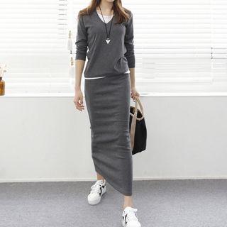 Set: V-neck Layered T-shirt + Band-waist Slit-back Skirt