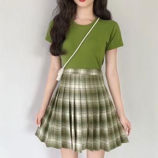Short-sleeve Plain T-shirt / Plaid Pleated Skirt