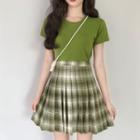 Short-sleeve Plain T-shirt / Plaid Pleated Skirt