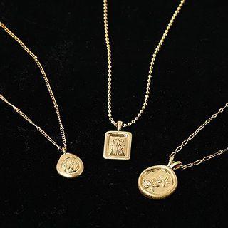 Embossed Pendant Alloy Necklace