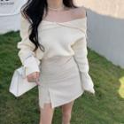 V-neck Sweater / Plain A-line Skirt