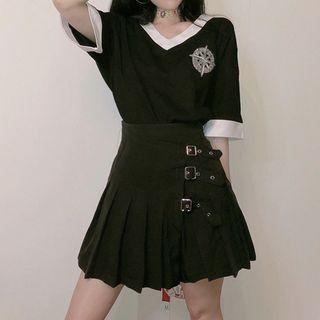 Embroidered Elbow-sleeve T-shirt / Buckled Pleated Skirt