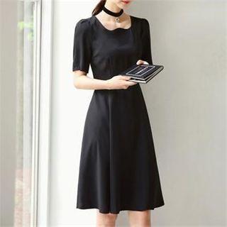 Short-sleeve A-line Dress With Choker Necklace