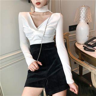 Plain V-neck Long-sleeve Slim-fit Top / Check Shorts