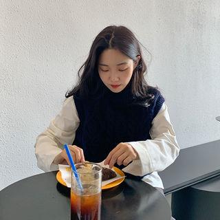 Mockneck Woolen Cable-knit Vest