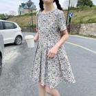 Floral Print Short-sleeve Pleated Dress Blue - One Size