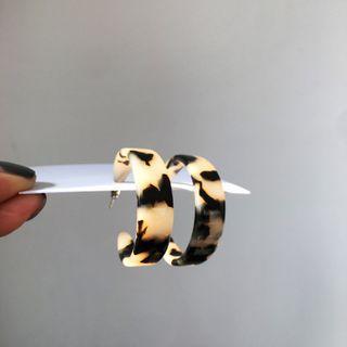 Resin Open Hoop Earring 1 Pair - Resin Open Hoop Earring - Black & White - One Size