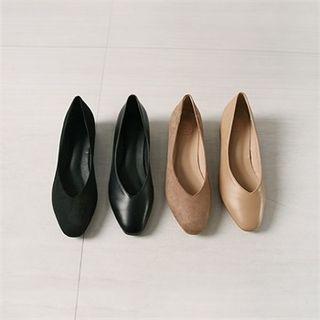 Low-heel Stitched Pumps