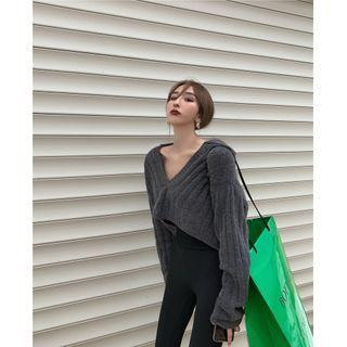 V-neck Sweater / Plain Leggings