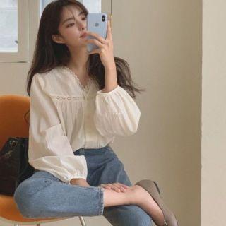 Lantern-sleeve Lace Trim V-neck Top