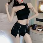 Cut-out Cropped Tank Top / Zip Detail Cropped Denim Shorts