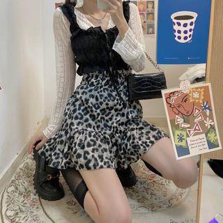 Sleeveless Cropped Top / Long-sleeve Top / Leopard Print Skirt