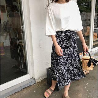 Printed 3/4-sleeve T-shirt / Printed Midi Skirt