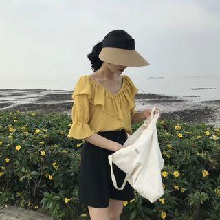 Short-sleeve V-neck Ruffle Top / Plain Shorts